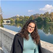 Laureanda impartisce lezioni di doposcuola a bambini della scuola primaria